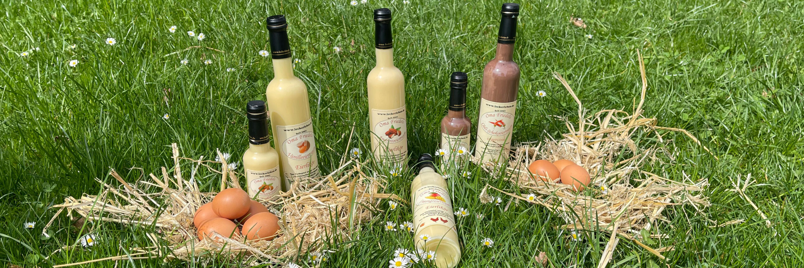 lecker-eierlikoer-eier-heu-stroh-flaschen-wiese